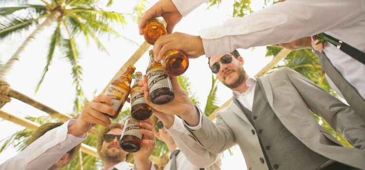 Alkohol na svatbě: Nejoblíbenější nápoje, množství a příprava baru